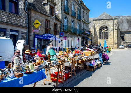 Un très beau jour de marché à la place de la ville dans la région de Rostrenan, Bretagne, France. Banque D'Images