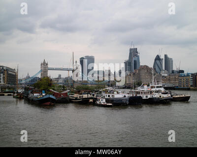 Vue paysage de l'est de Tower Bridge, Londres, avec un groupe d'embarcations barge au milieu du premier plan. Copie espace haut et bas Banque D'Images