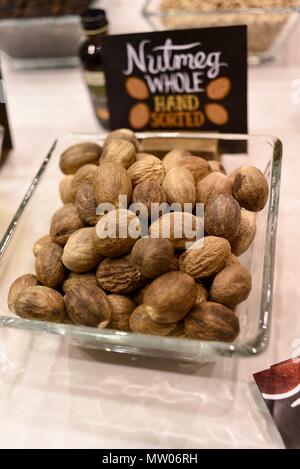 1 Bol de muscade (myristica fragrans) spice sur l'affichage tableau de Frontier, Coopérative Alimentaire au Restaurant National Show, Chicago, Illinois, USA Banque D'Images