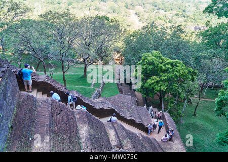 Groupe de touristes grimper Rocher de Sigiriya, Sri Lanka, district de Matale Banque D'Images