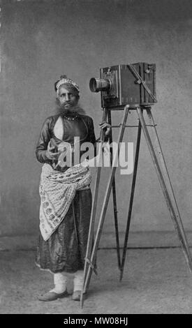 . Anglais : Portrait de Mohan Lal avec son appareil photo Date : ca. La Culture 1875 : l'Inde (Rajasthan, Udaipur, Mewar) Médium : Épreuve Dimensions : hors tout : 3 7/8 x 2 5/16 in. (9,8 x 5,8 cm) monter : 4 1/8 x 2 1/2 in. (10,4 x 6,3 cm) Classification : Ligne de crédit photo : prêté par Maharana de Mewar Charitable Foundation, le complexe City Palace, Udaipur Numéro d'Accession : SL.17.2011.22.9 . vers 1875. 496 Inconnu Portrait de Mohan Lal avec son appareil photo Banque D'Images
