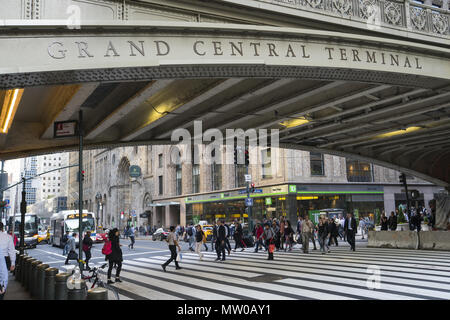 Viaduc de l'avenue Park, également connu sous le nom de viaduc, Pershing Square est une route qui mène à l'Est de Park Avenue 40e à 46e rues autour de Grand Central Terminal et le bâtiment MetLife, puis par le Helmsley Building ; les 3 bâtiments se trouvent à travers la ligne de l'avenue. 42e rue passe sous le viaduc à l'entrée de Grand Central Terminal. NYC. Banque D'Images