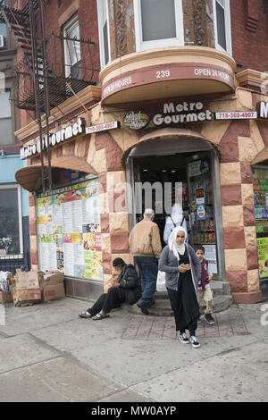 Adolescente musulmane et petit frère à l'angle de la 4e Avenue et 9e Rue à Park Slope, Brooklyn, New York. Banque D'Images