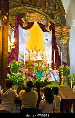 Les catholiques le culte à un autel de Pâques le Vendredi Saint à l'église d'Oratorio - San Miguel de Allende, Mexique Banque D'Images