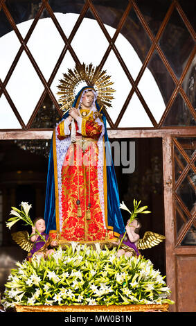 Une statue de la Vierge Marie à l'entrée de la chapelle de San Rafael est préparé pour le Vendredi Saint Procession - San Miguel de Allende, Mexique Banque D'Images