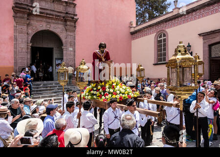 Une statue de de Jésus sur le pilier est effectué sur les marches de la chapelle San Rafael au cours de la procession du Vendredi Saint appelée Santo Encuentro - SAN M Banque D'Images