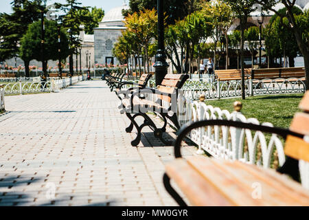 L'espace public. Des bancs dans le parc ensoleillé avec de quilles dans le contexte d'arbres lors des chaudes journées d'été. La Place Sultanahmet à Istanbul Banque D'Images