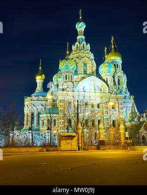 Eglise du Sauveur sur le Sang Versé est le symbole d'un style architectural russe et le plus remarquable monument de Saint Petersburg, Russie Banque D'Images