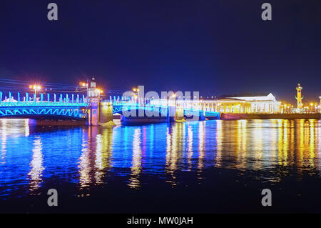 SAINT PETERSBURG, Russie - le 26 avril 2015 : Le Palace Bridge dans l'éclairage de nuit et l'île Vassilievski sur l'arrière-plan, le 26 avril à Saint Pete Banque D'Images