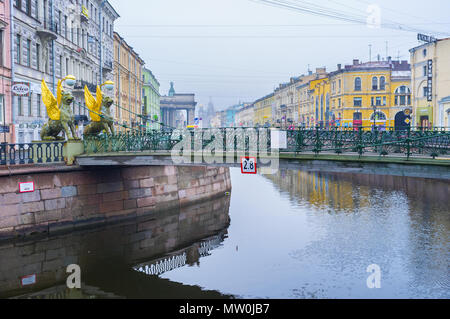 SAINT PETERSBURG, RUSSIE - 27 avril 2015 : La Banque piétons Pont sur canal Griboïedov est l'un des plus extraordinaires ponts de la ville, sur Banque D'Images