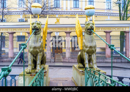 SAINT PETERSBURG, RUSSIE - 27 avril 2015 : Le Pont de la Banque est l'un des plus bien-aimé dans la ville en raison de la belle sculpture de griffons, montés en j Banque D'Images