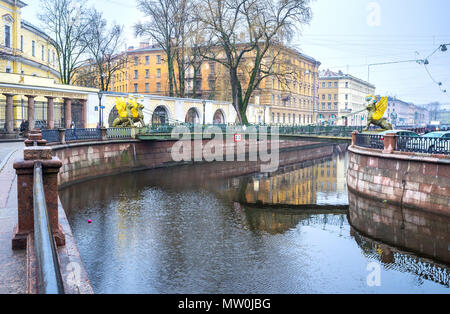 SAINT PETERSBURG, RUSSIE - 27 avril 2015 : l'un des coudes du canal Griboïedov possède de magnifiques sculptures avec pont Banque piétonne de Griffins wit Banque D'Images
