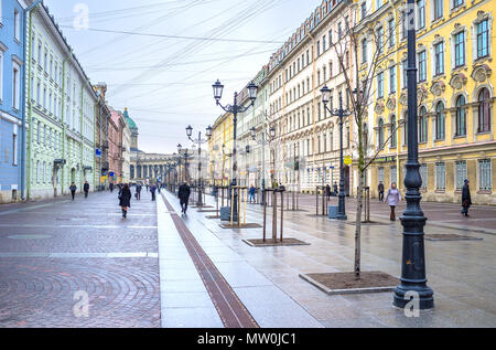 SAINT PETERSBURG, RUSSIE - 27 avril 2015 : La Malaisie Konyushennaya Street est l'un des plus silencieux et calme des rues et l'un des meilleurs endroits pour w Banque D'Images
