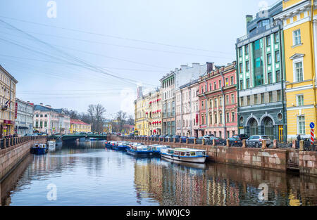 SAINT PETERSBURG, RUSSIE - 27 avril 2015 : La rivière Moïka situé dans la partie centrale de la ville et bénéficie d'édifices historiques sur ses rives, le 2 avril Banque D'Images