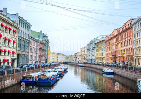 SAINT PETERSBURG, RUSSIE - 27 avril 2015 : Belle Vue urbaine avec la rivière Moïka et édifices historiques sur ses rives, le 27 avril, à S. Petersburg Banque D'Images
