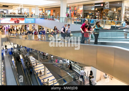 Rome, Italie - 25 mai 2018 : Les gens aller faire du shopping à l'intérieur de la "Porta di Roma' centre commercial. Les espaces avec les différents magasins sont développés sur plusieurs f Banque D'Images