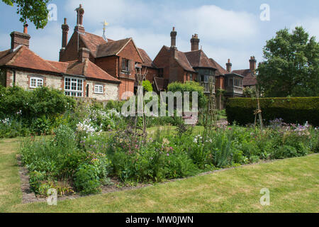 Gilbert White's House et jardin, Selborne, Hampshire, Royaume-Uni, au printemps (mai) Banque D'Images