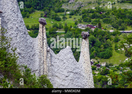 Vous pouvez Alamy toutes les images of Euseigne les pyramides de dans le Valais, Suisse Banque D'Images