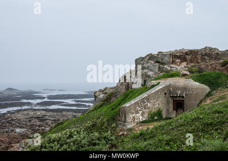 L'entrée d'un bunker de la deuxième guerre de mots sur la côte ouest de Jersey - Channel Islands, UK Banque D'Images