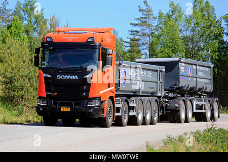 La prochaine génération d'Orange Scania R650 XT test combinaison camion de gravier conduit sur la route forestière de printemps sur Scania Tour 2018 de Lohja en Finlande - 25 mai 2018. Banque D'Images