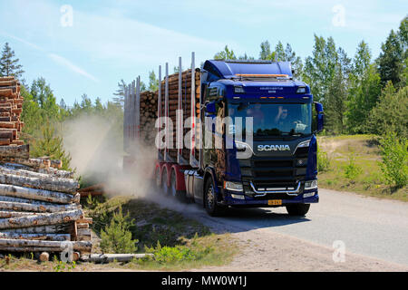 Les pilotes d'essai comme courbe qu'ils conduisent la génération suivante Scania R730 camion d'exploitation forestière sur la route poussiéreuse pendant Scania Tour 2018 de Lohja en Finlande - 25 mai 2018. Banque D'Images