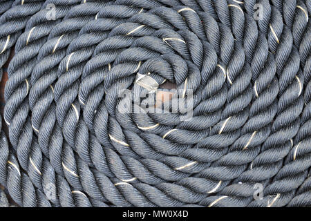 Corde épaisse enveloppée dans une spirale sur le pont du navire Banque D'Images