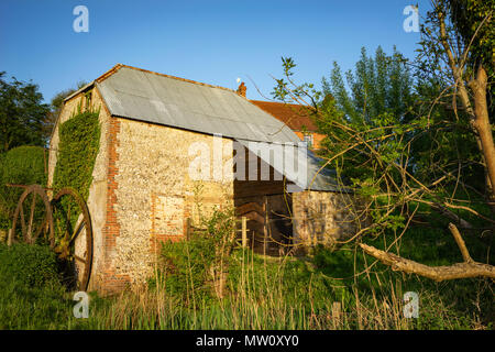 Moulin à eau abandonnés dans Amberley dans West Sussex avec roue à eau Banque D'Images