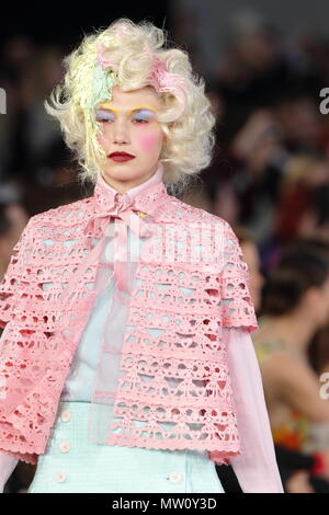 UK Fashion - collection printemps été Meadham Kirchhoff - London Fashion Week 2011 Banque D'Images