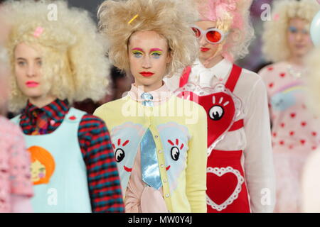 UK Fashion - collection printemps été Meadham Kirchhoff - London Fashion Week 2011 Banque D'Images