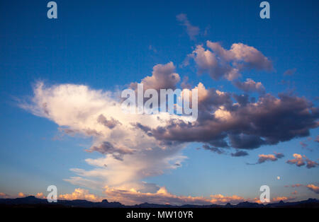 White Fluffy Clouds over River Banque D'Images