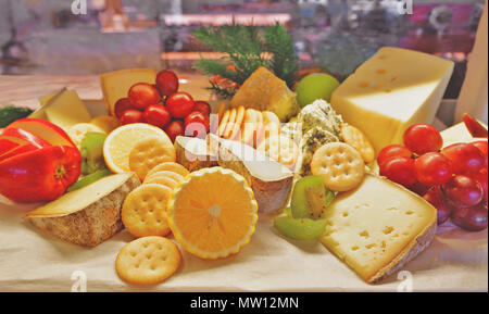 Choix de la variété de fromage avec des fruits et des biscuits sur une administration à un déjeuner buffet Restaurants Banque D'Images