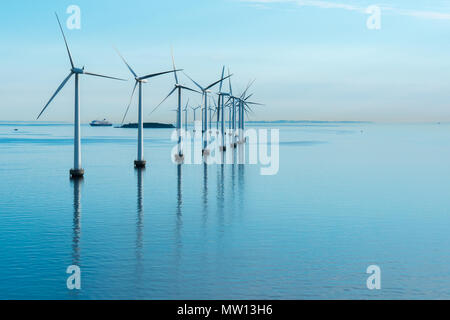 Windmill farm dans la mer avec réflexion matin Banque D'Images