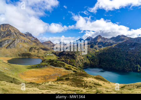 Beau lac de montagne au cours de l'automne suisse Banque D'Images