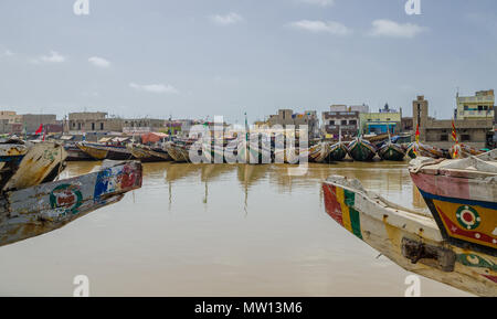 Saint Louis, SÉNÉGAL - 12 octobre 2014 : bateaux de pêche en bois peintes aux couleurs vives ou pirogues à côte de St Louis. Banque D'Images