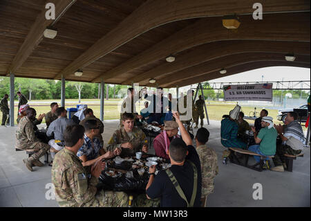 L'aviation de combat advisor les élèves avec le 6e Escadron d'opérations spéciales dîner avec "Palmetto Land" au cours de l'opération des forces canadiennes à Duke Griffe de Corbeau, en Floride, sur le terrain, le 26 avril 2017. Raven Claw est le cas capstone pour l'Air Force Special Operations aviation de combat du centre de formation de la mission de conseiller à une qualification. Banque D'Images