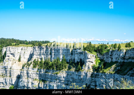 Creux du Van grande falaise ensoleillée en suisse Banque D'Images