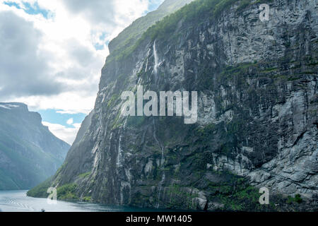 Grande Falaise dans les fjords de norvège Banque D'Images