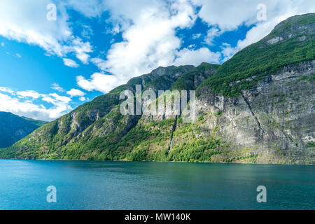 Grande Falaise dans les fjords de norvège Banque D'Images