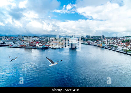 Ville de Stavanger à partir d'une croisière avec mouette Banque D'Images