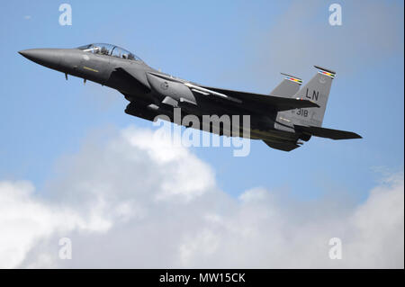 Un F-15E à partir de la 492e Escadron de chasse prend pour une sortie d'entraînement de la Royal Air Force à Lakenheath, Angleterre, le 25 avril. Strike Eagles ont été affectés à RAF Lakenheath pendant 25 ans. Banque D'Images