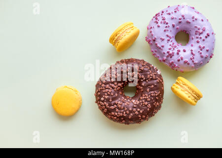 Couleur Pop Art style donuts et boulangerie goodies sur fond de couleurs vives. Banque D'Images