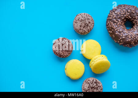 Gâteau macarons colorés, vue du dessus télévision lay, macaron sucré sur fond de couleur rose isolé. Modèle contenus concepts ci-dessus, l'arrière-plan de l'alimentation Banque D'Images