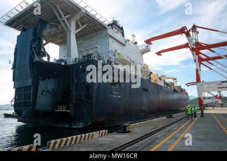 180524-N-IX266-002 OLONGAPO, Philippines-militaire du Commandement maritime de prépositionnement maritime ship USNS 1LT Jack Lummus (T-AK 3011) arrive à l'embarcadère de Subic Bay, Olongapo, Philippines, le 24 mai pour effectuer un modèle de Marine Corps matériel qui a été utilisé dans le cadre de l'exercice Balikatan (BK) en 2018. Cette année, le BK est la 34ème itération de l'exercice entre les forces armées des Philippines et de l'United States Pacific Command. Marine (photo par Grady T. Fontana/libérés) Banque D'Images