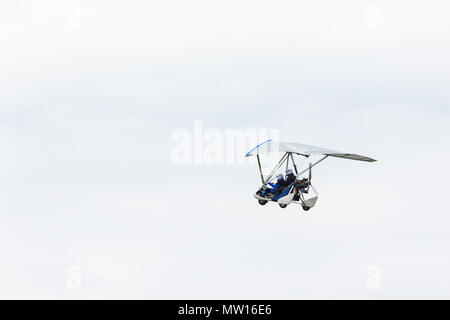 Planeur motorisé bleu dans le ciel Banque D'Images