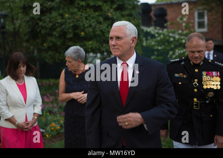 Vice-président de l'United States Mike Pence assister à un défilé comme l'invité d'honneur de la caserne de la Marine à Washington, D.C. le 4 mai 2018. L'accueil a été le Commandant de la Marine Corps le général Robert B. Neller. Le soir de l'été tradition parade en 1934, et des fonctions l, silencieuse de l'US Marine Band, le U.S. Marine Corps de tambours et clairons et deux compagnies de marche. Plus de 3 500 personnes assistent à la parade chaque semaine. (U.S. Marine Corps photo par le Cpl. Daisha R. Sosa) Banque D'Images