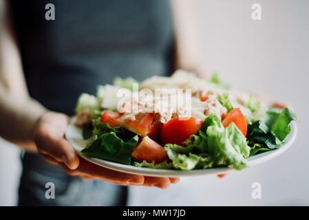 Mains et lave, femme manger sain nourriture frais savoureux de salade organique beutiful, Detox, régimes, nutrition, nourriture fitnexx Banque D'Images