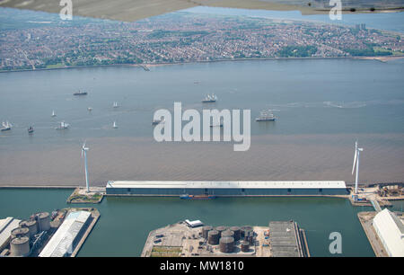 Photo aérienne de grands navires de quitter Liverpool sur Dabinda Banque D'Images