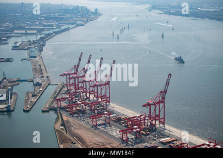 Photo aérienne de grands navires de quitter Liverpool sur Dabinda Banque D'Images