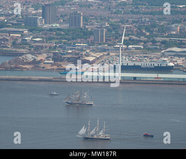 Photo aérienne de grands navires de quitter Liverpool sur Dabinda Banque D'Images