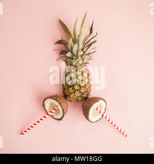 La noix de coco et ananas isolé sur fond rose pastel tropical minimal concept créatif. Banque D'Images